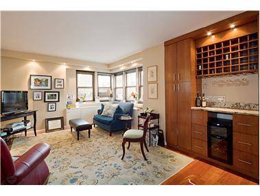New to Market at the Warren Condominium Spacious amp ; Renovated 1 bedroom on High Floor with Stunning Views of the Iconic Chrysler amp ; Met Life Buildings.
