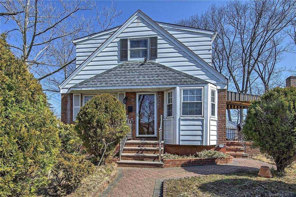 This beautiful Colonial is situated on a 60x100 corner lot in the heart of Floral Park Glen Oaks.