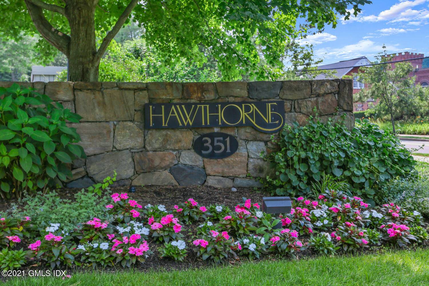 MOVE RIGHT IN ! ! Beautifully renovated 2021 condo in Hawthorne Association Glenville.