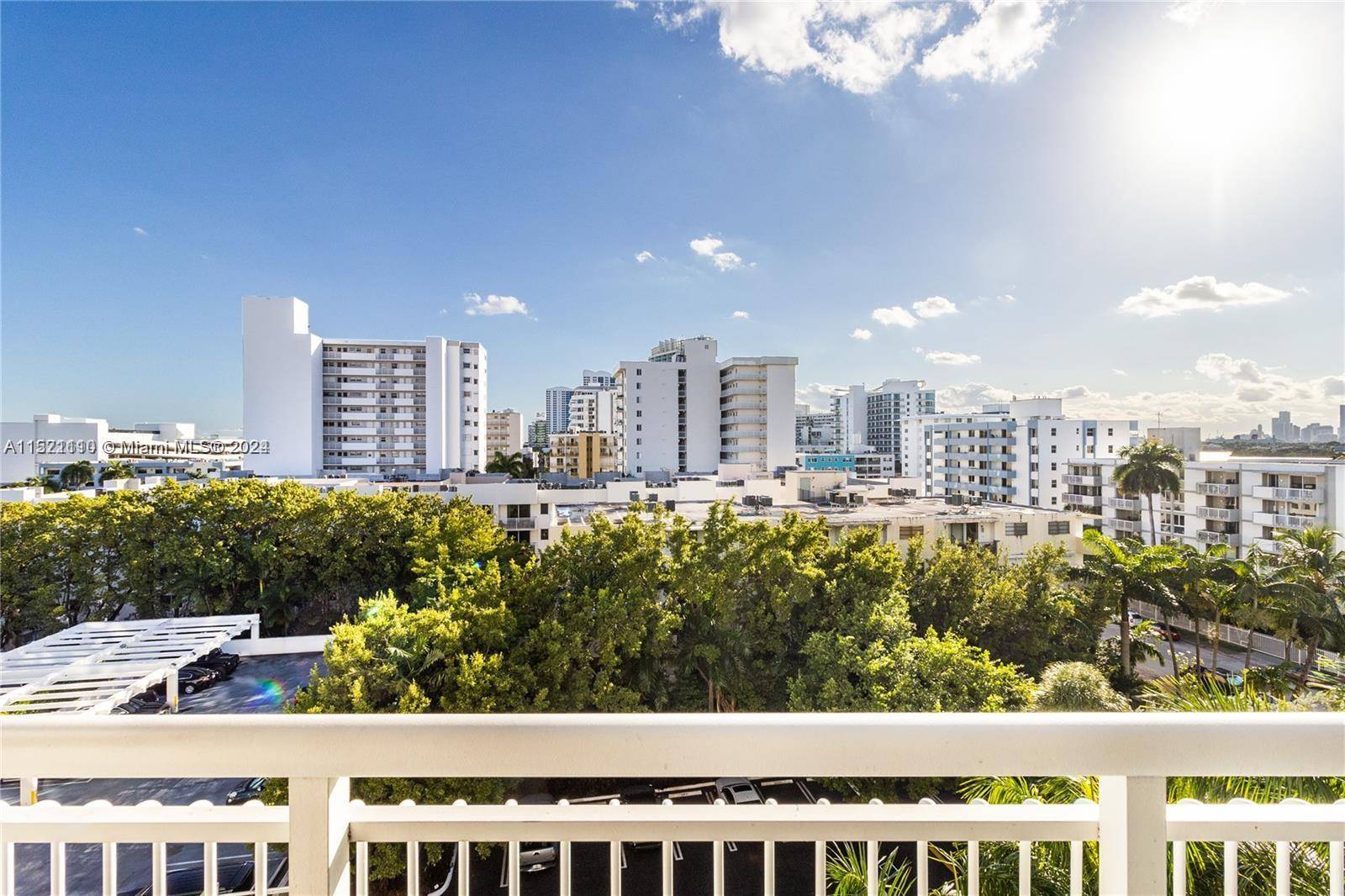 Beautiful 1 bedroom two full bathrooms, completely Renovated with a beautiful view from the balcony, new floors and bathrooms.