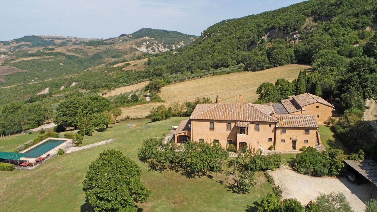 Luxury property for sale in Tuscany located in San Casciano dei Bagni, Siena, near the most famous spas in Europe, the Fonteverde Natural Spa Resort.