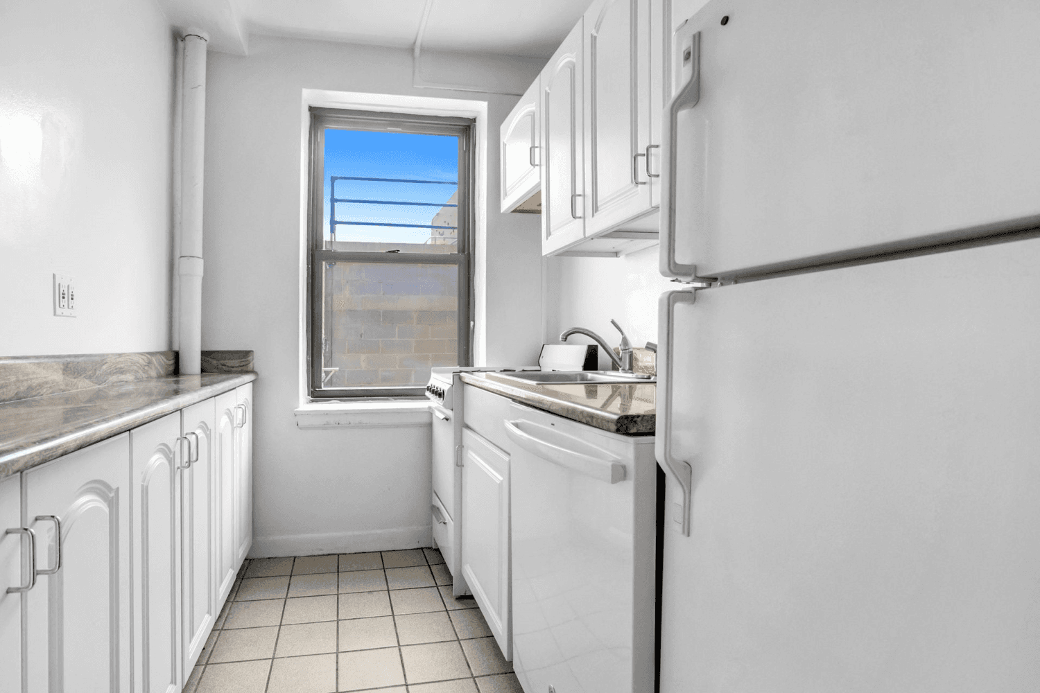 Huge One Bedroom in Laundry Elevator Building off 77th and Lexington.