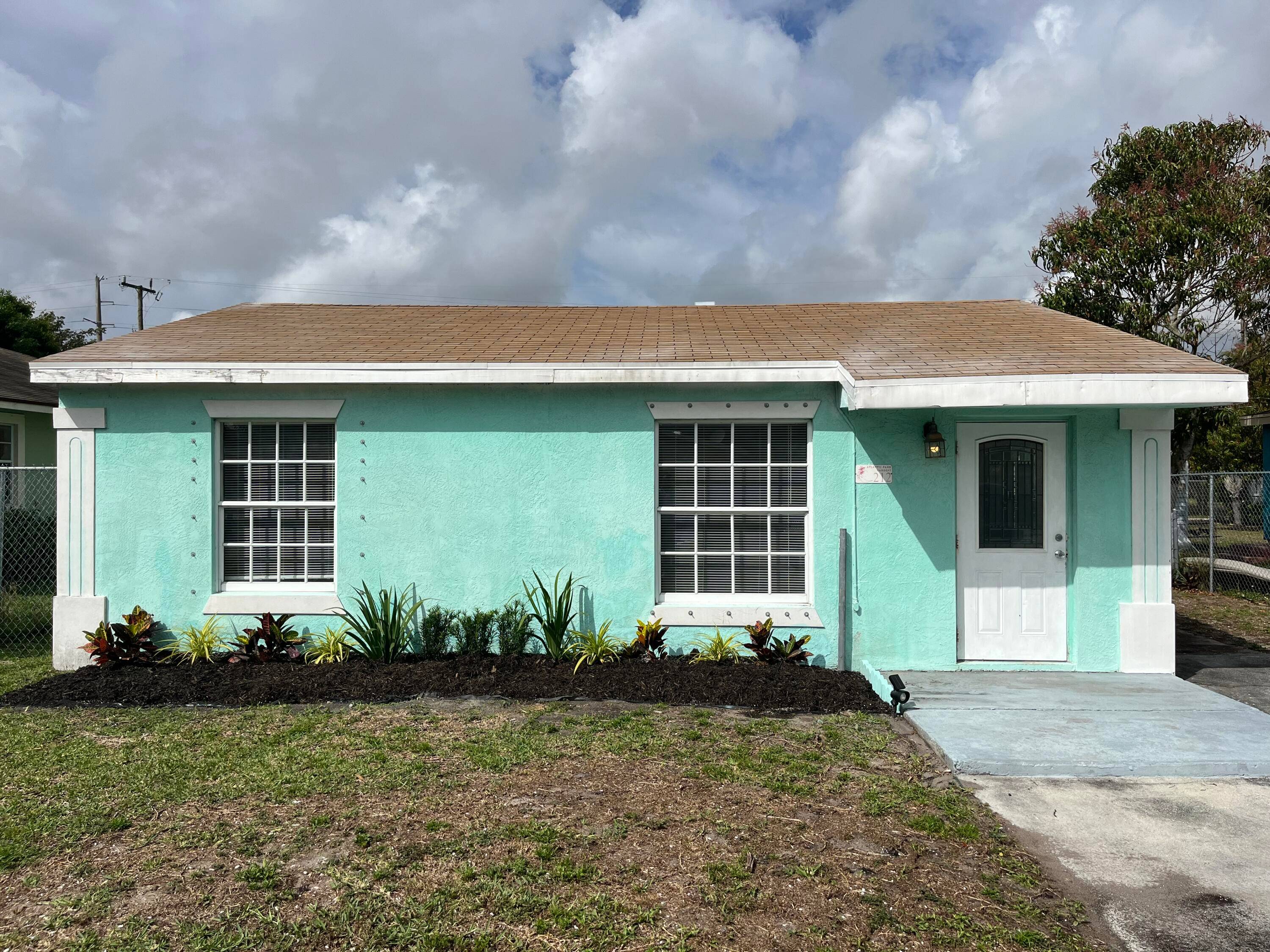 Amazing potential ! Downtown Delray Beach singe family home.