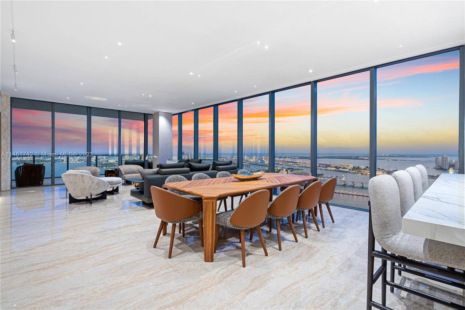 QUINTESSENTIAL VIEWS OF DOWNTOWN MIAMI SKYLINE, OPEN BAY OCEAN RESIDENCE METICULOUSLY CURATED IN ITALY BY MINOTTI WITH NO EXPENSE SPARED AT ELYSEE MIAMI !