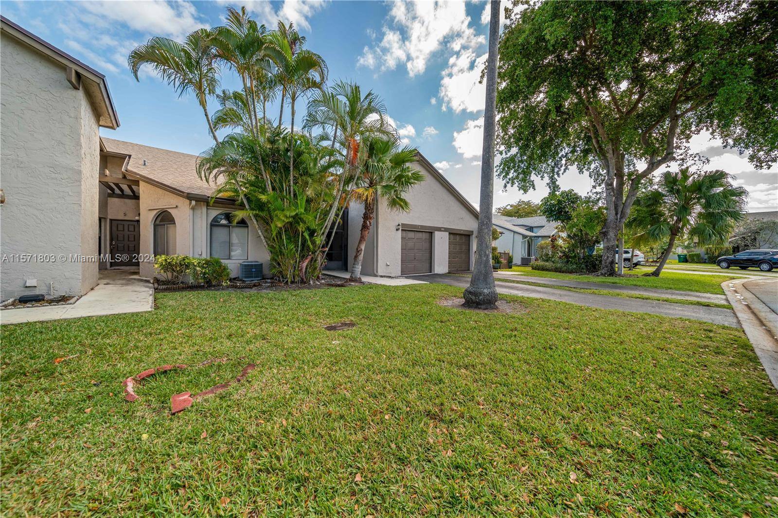 Spacious Villa in a great location minutes from the Sawgrass Expressway to the west and all the shops restaurants on University Drive to the east.