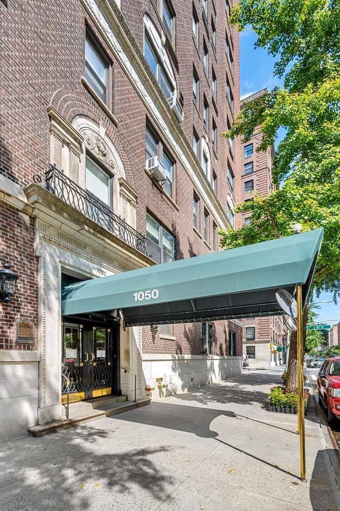 Situated in the heart of Carnegie Hill, this coveted high floor classic six apartment is on the market for the first time in several decades.