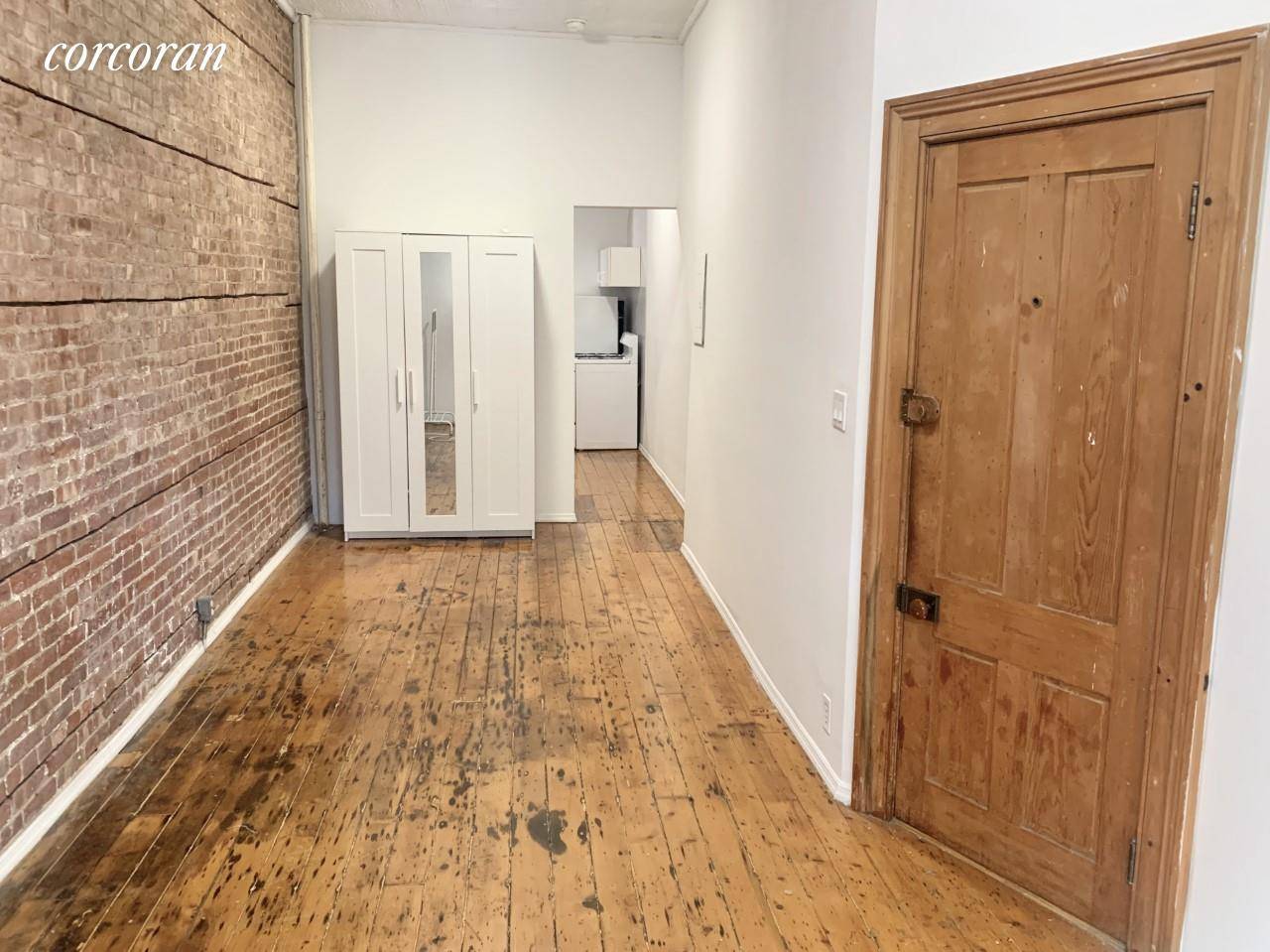 Spacious railroad apartment in the heart of Williamsburg !