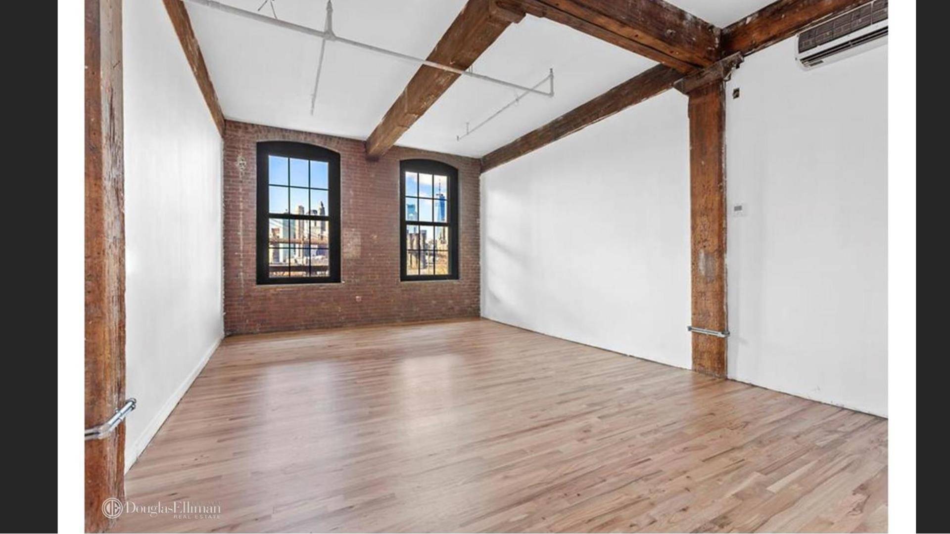 Extremely large, newly renovated studio loft with exposed wooden beans, soundproof windows, high ceilings and Manhattan views !