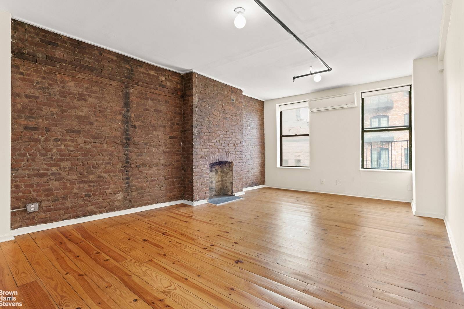 Beautiful and spacious loft style 1 bed in the best location in the very heart of Williamsburg !