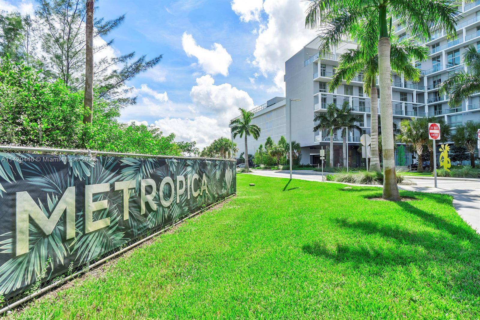 Spacious, beautiful and unique 3bed, 3 bath plus den unit, with amazing Everglades views from huge balcony.