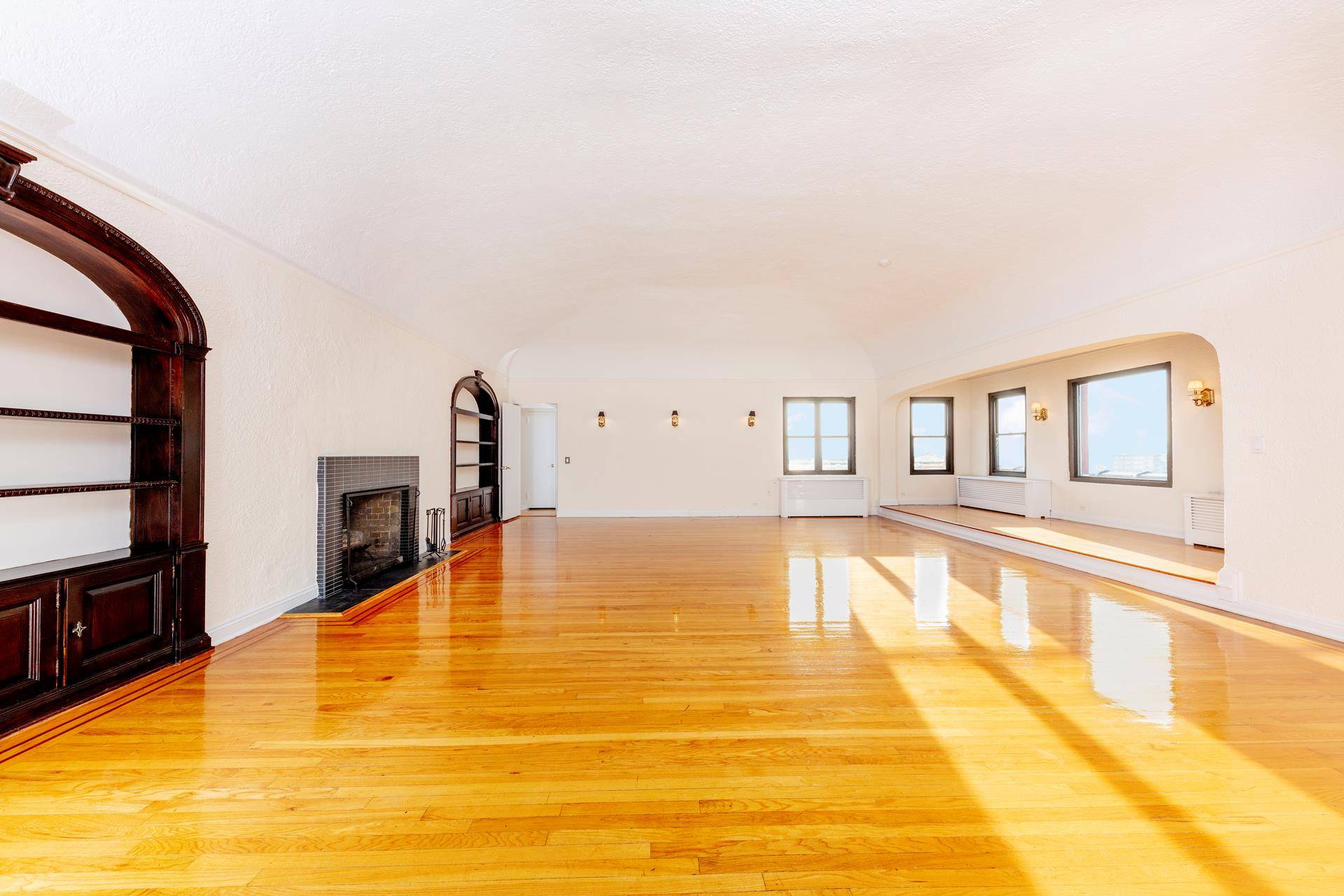 Bright, EXTRA large 5 bedroom, and 3 1 2 bath PENTHOUSE with wide open city views.