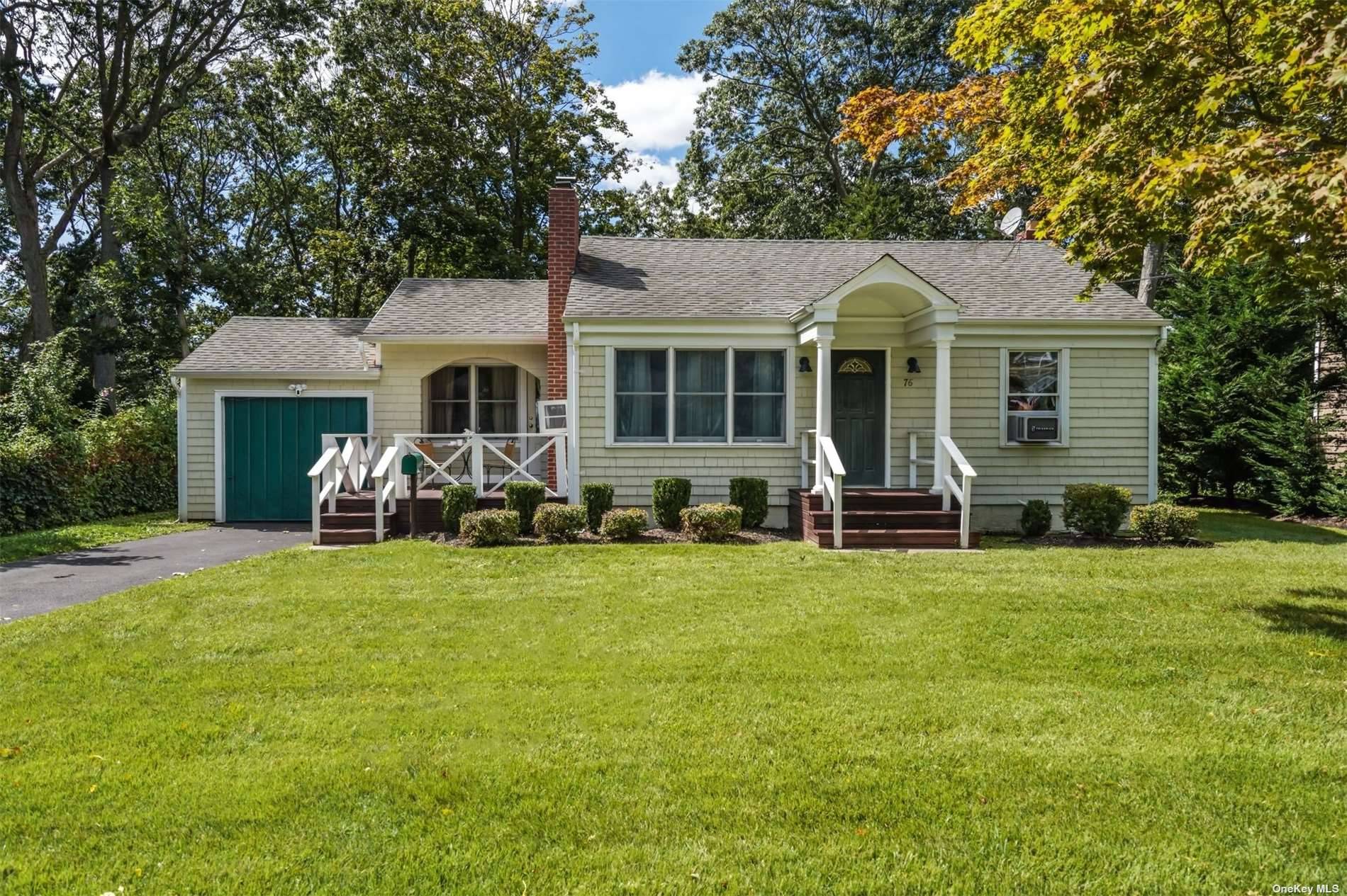In this seasonal rental you can experience the relaxing Bellport Life !