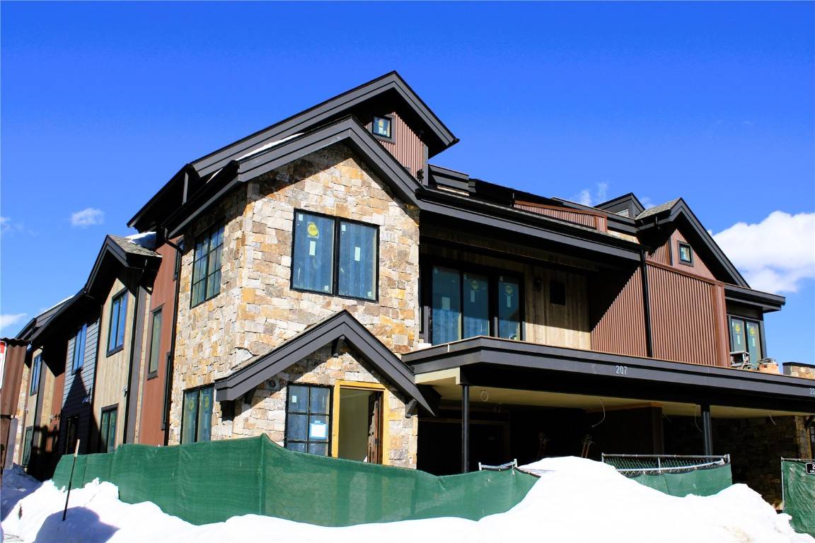 Beautiful Luxury Townhome with Incredible 360 Mountain Views !