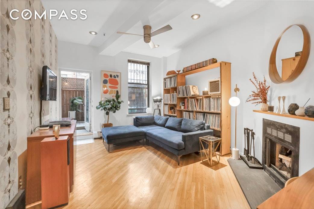 This hip and chic one bedroom coop is nestled in the heart of Brooklyn Heights and is steps from some of the neighborhood s trendiest restaurants, bars, and cafes !