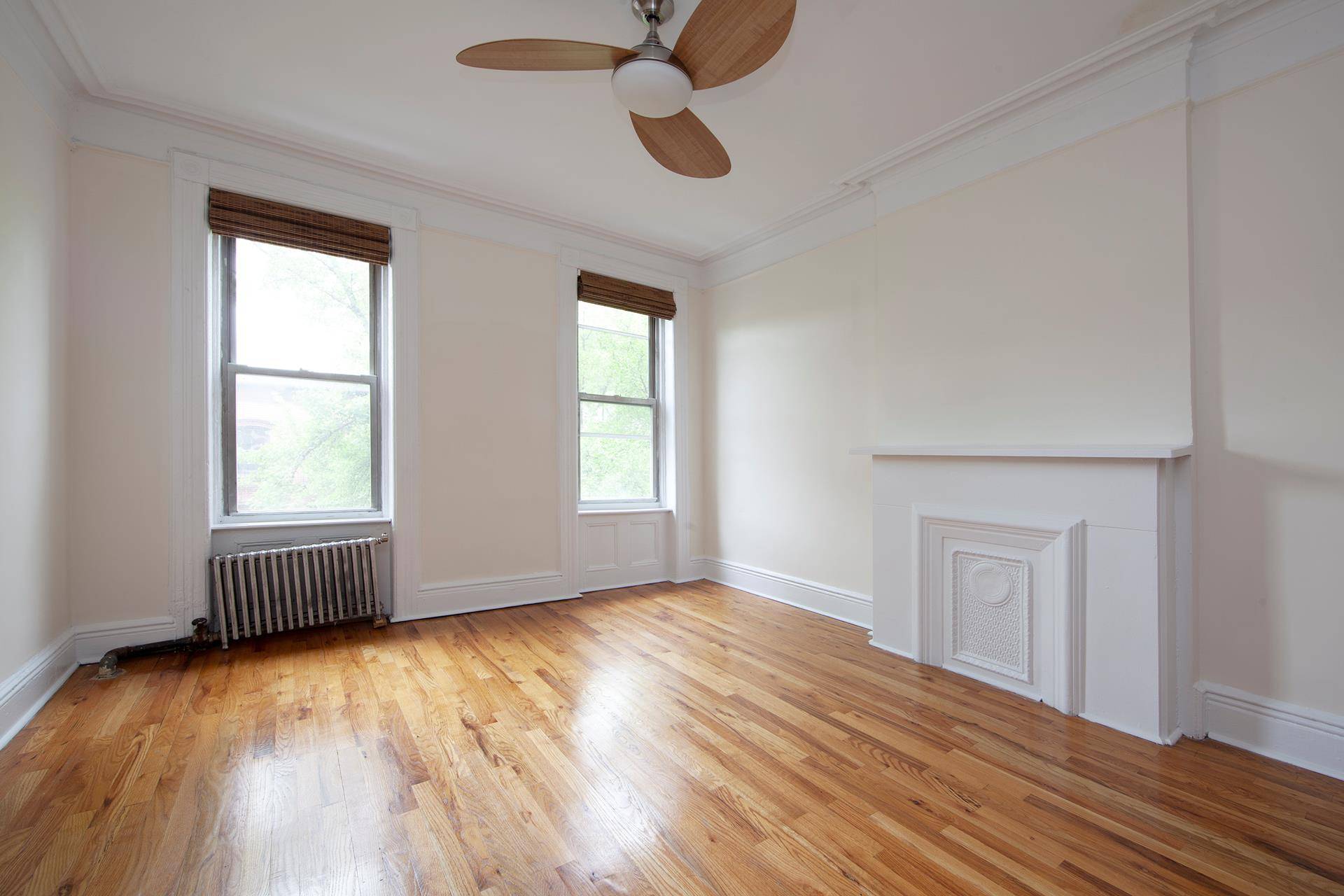ALL INQUIRIES VIA WEBSITE OR EMAIL ONLY, PLEASESuper bright and spacious top floor 4 room apartment in prime Boerum Hill on a beautiful tree lined Brownstone block for mid May ...
