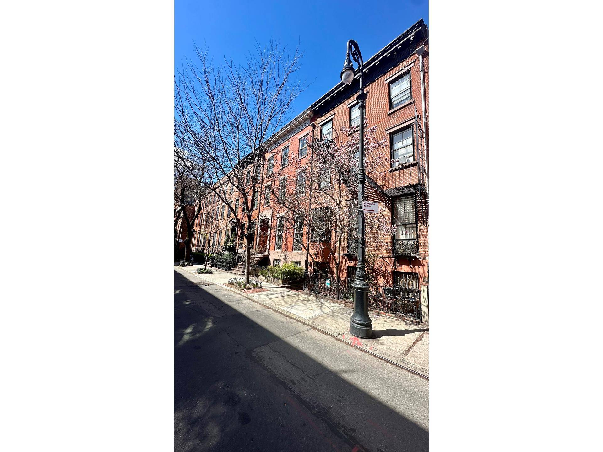 Located in a beautiful brownstone on one of the most picturesque blocks in the West Village this charming one bedroom apartment featuring a large private terrace will make an ideal ...
