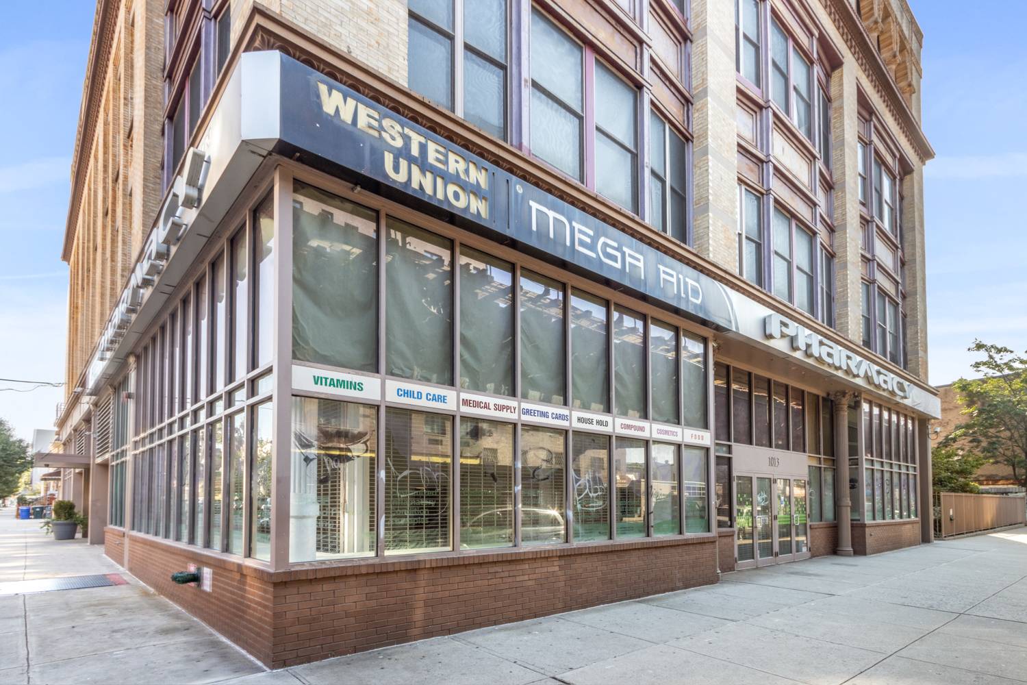 Corner of Broadway Willoughby Avenue 3, 000 SF of corner retail space and an additional 2, 000 SF of lower level space in Bushwick, Brooklyn The space features impressive 15 ...