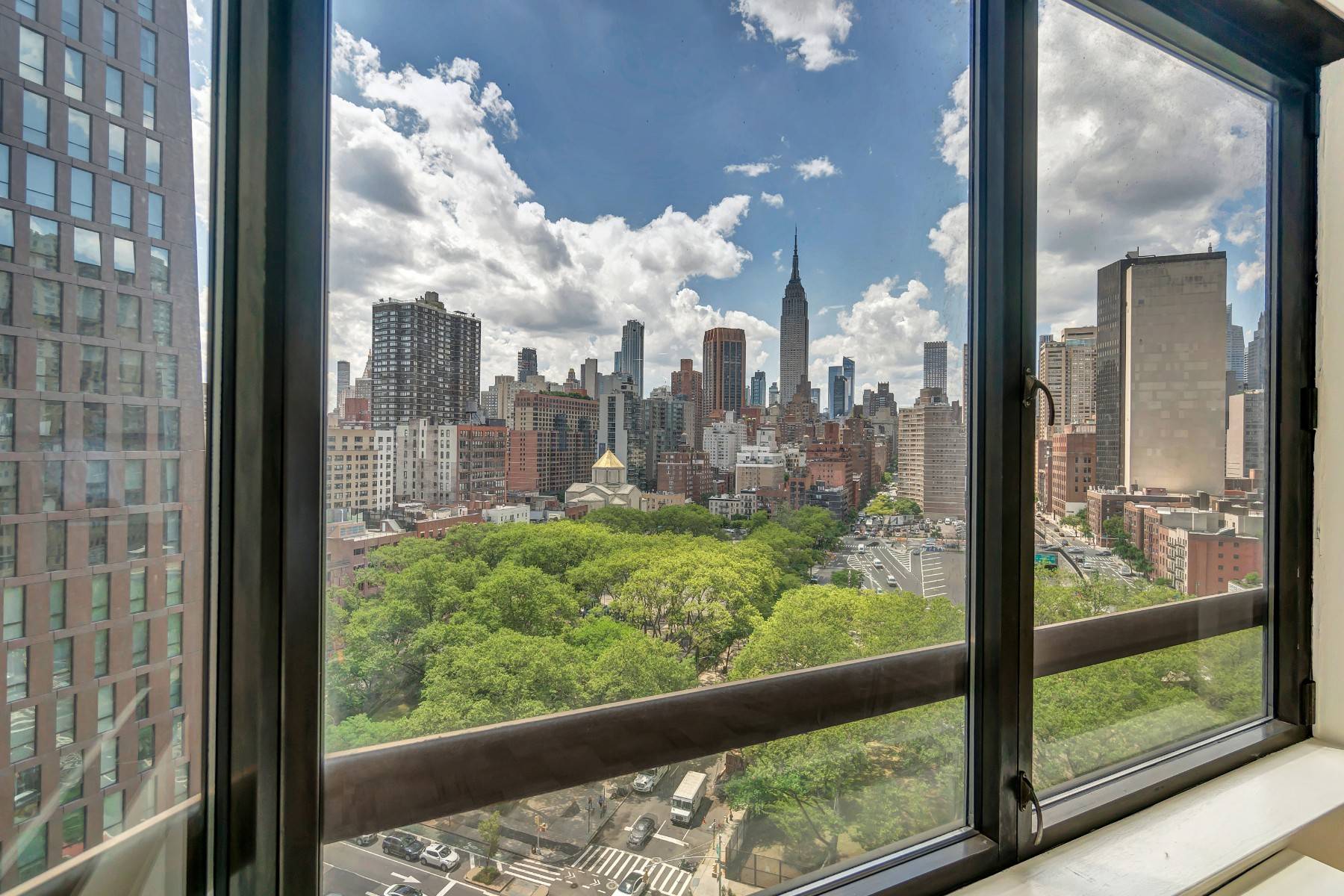 From the moment you step into your new home, you will be mesmerized by the dramatic skyline views of The Empire State Building and Midtown Manhattan.