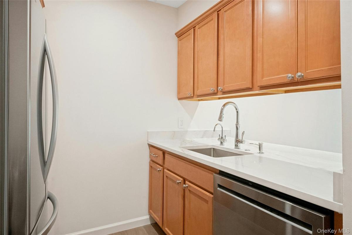 New white quartz kitchen counter tops
