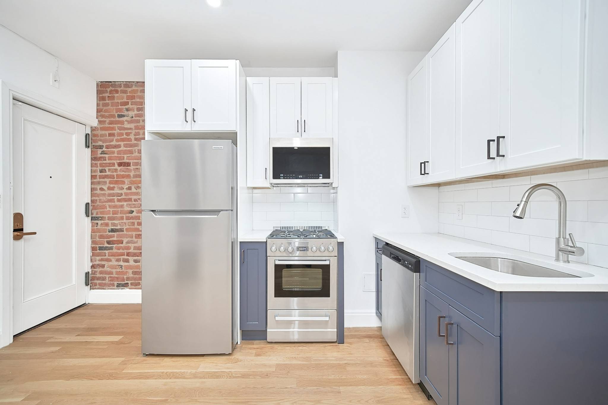 Beautiful 3Bedroom Unit in the heart of the West Village Apartment Details Bright windows with sunny exposures Updated unit with SS Appliances Strip Wood Flooring Building Amenities Neighborhood Super Well ...