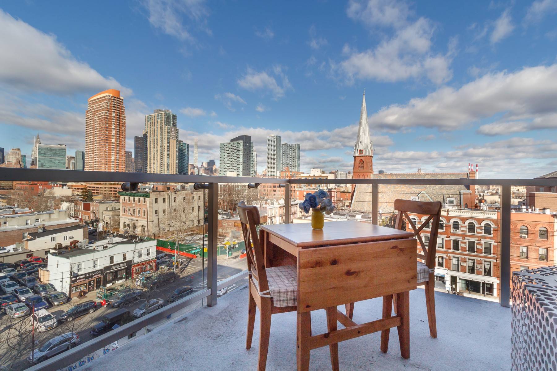 Gorgeous 1 bed apartment with a generous balcony and dramatic Manhattan skyline views in one of the most prestigious addresses of Long Island City.