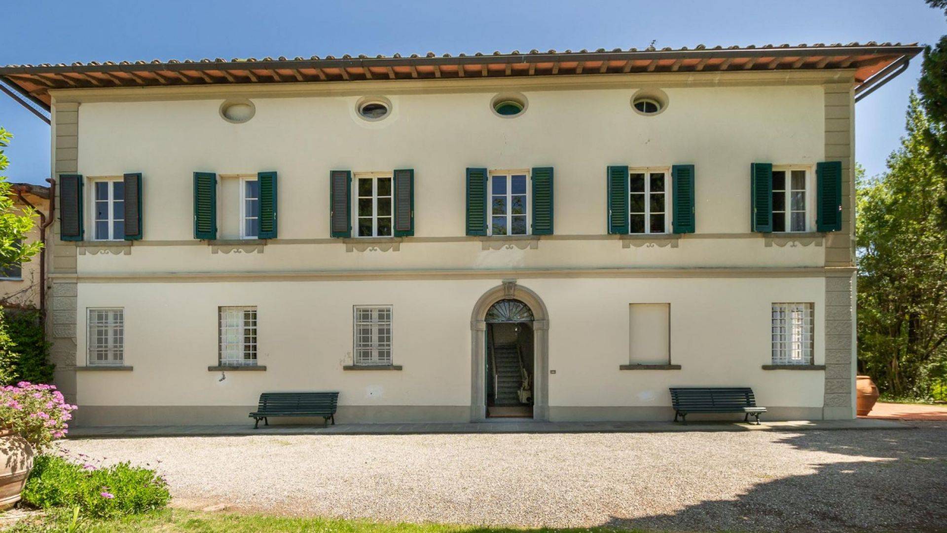 In a superb location, fabulous estate with a villa, land, vineyards and olive groves, for sale in the area of San Miniato, Pisa.