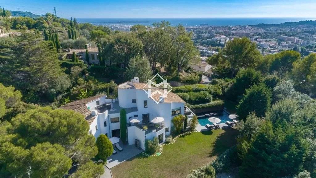 MOUGINS - Superb villa with sea view in a closed domain