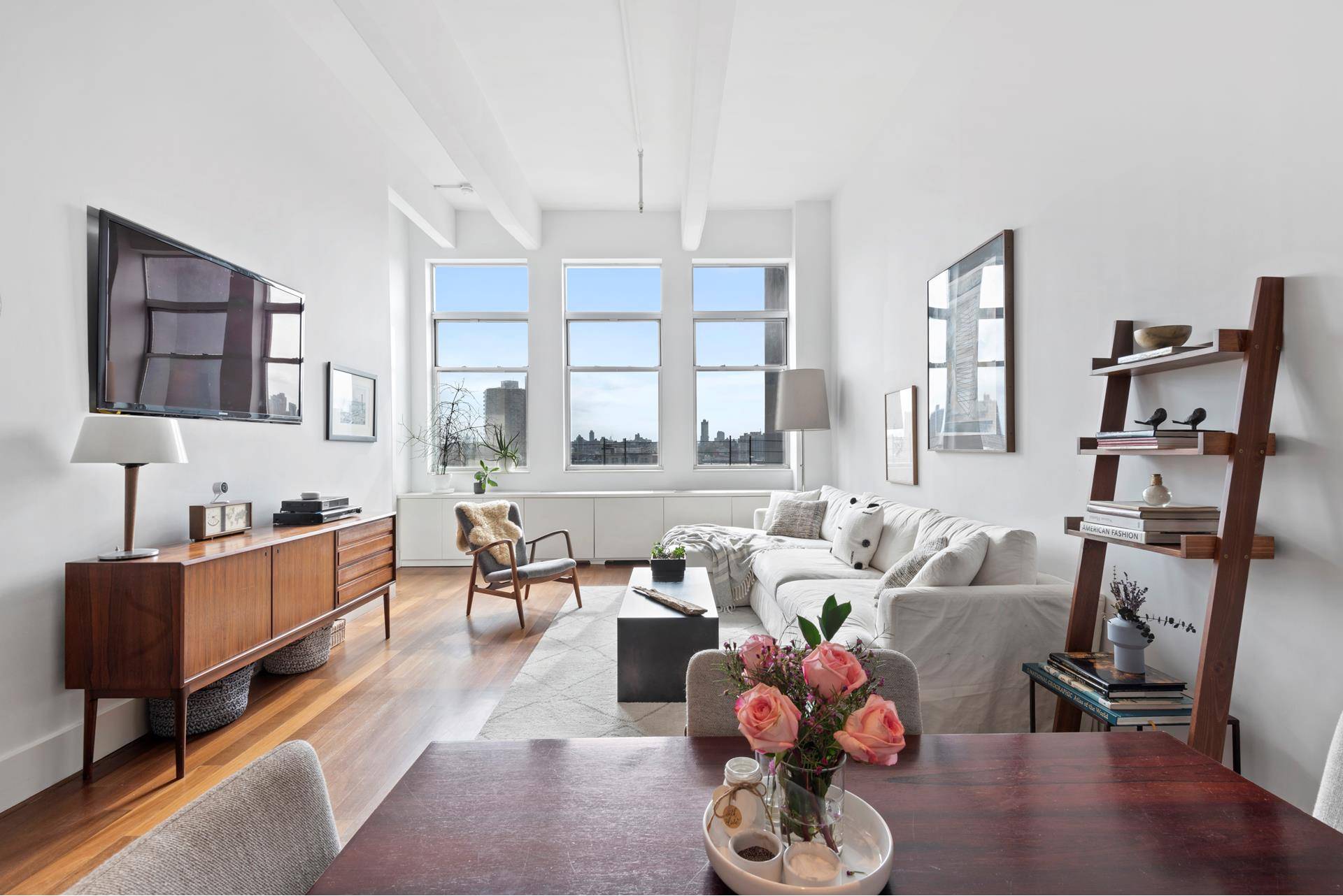 This beautiful loft in one of the most iconic buildings in Williamsburg features 2 bedrooms and 2 bathrooms facing South with beautiful views of Downtown Brooklyn and the Manhatthan Bridge.