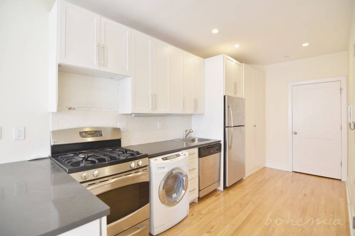 This is an amazing 1BR with tons of sunshine, a gorgeous kitchen and your very own washer dryer !