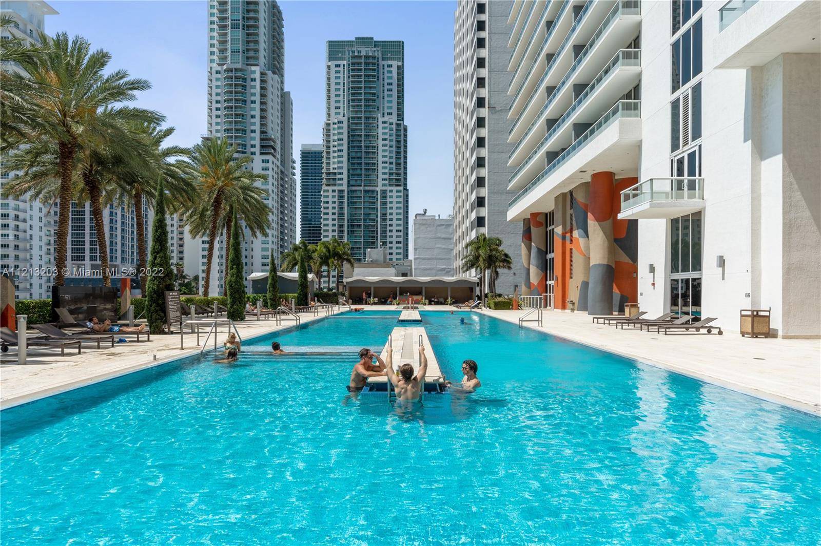 Stay in the very HEART of Miami in a luxury building overlooking Bayfront Park and the Miami Bay !
