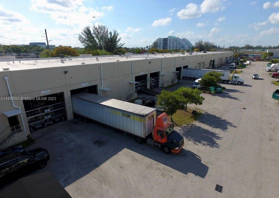 Great opportunity to lease 8, 000 SF in the Doral area, 4 dock high poisons.