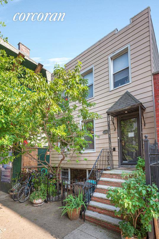 Welcome to 76 Eagle St, located on a quaint, tree lined street in Greenpoint.