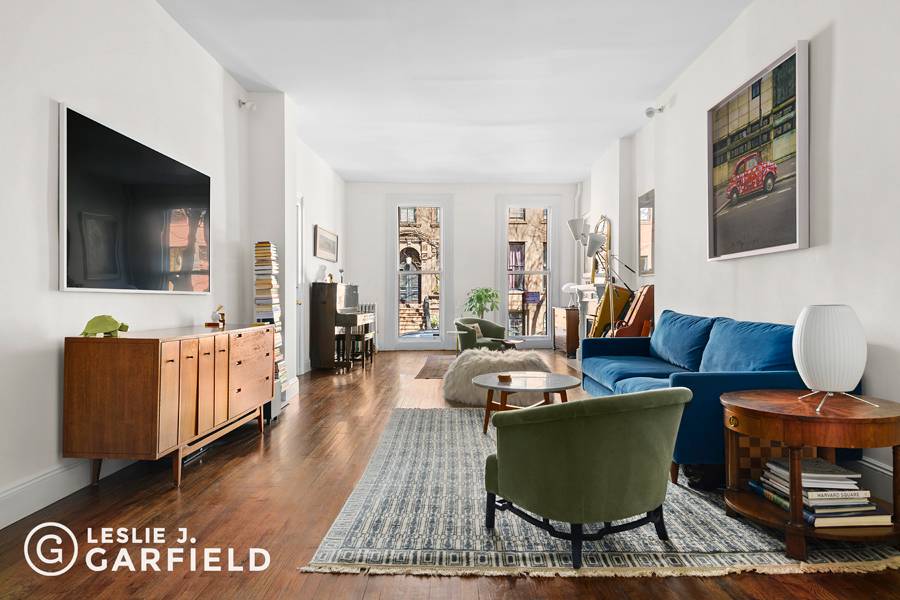 Set on a beautiful, tree lined block in Brooklyn Heights, 88 Joralemon Street is a 21' wide, four family townhouse with an owner's duplex apartment.