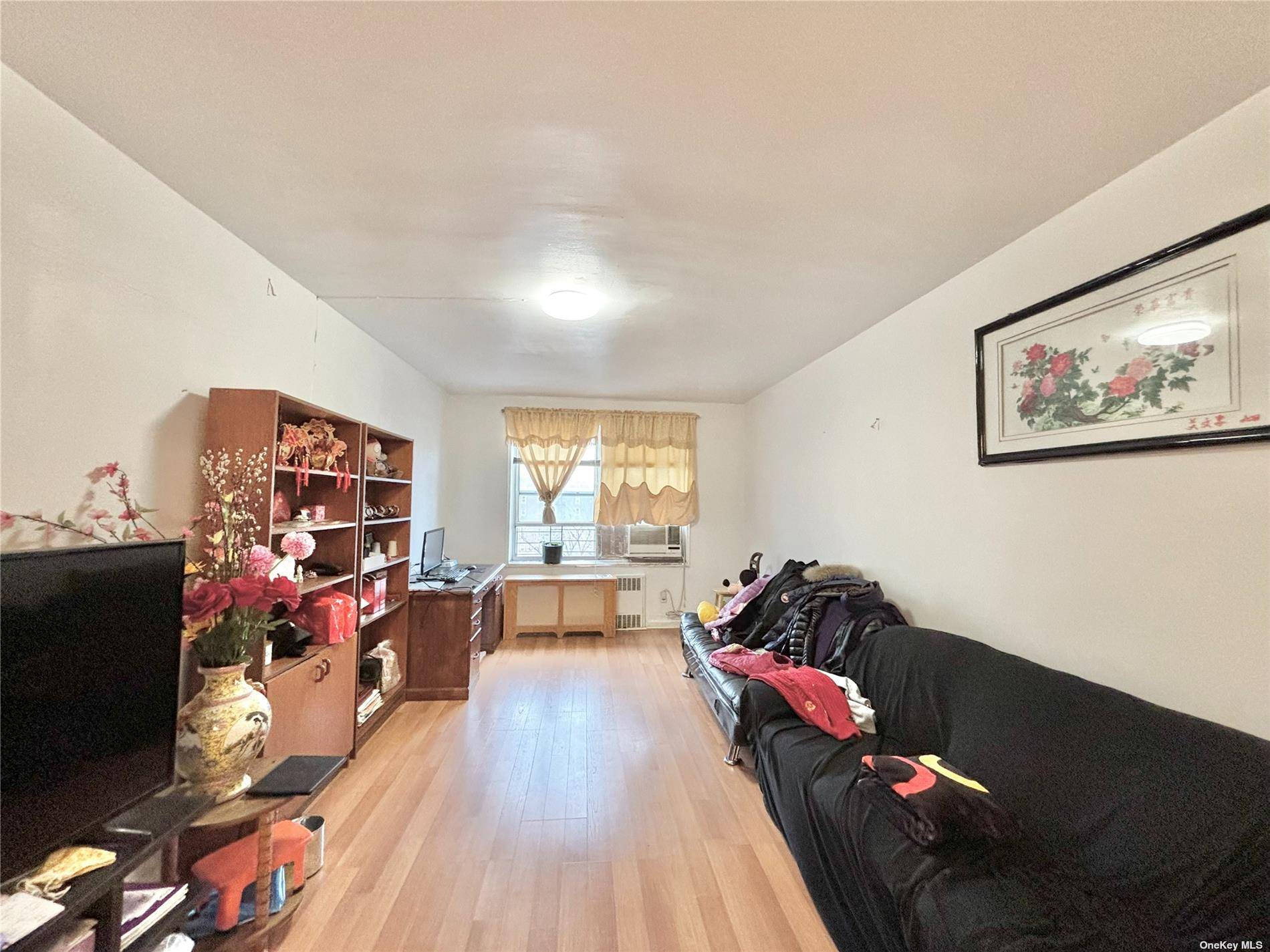 This charming cooperative apartment, located in North Flushing, offers a comfortable and convenient living space.