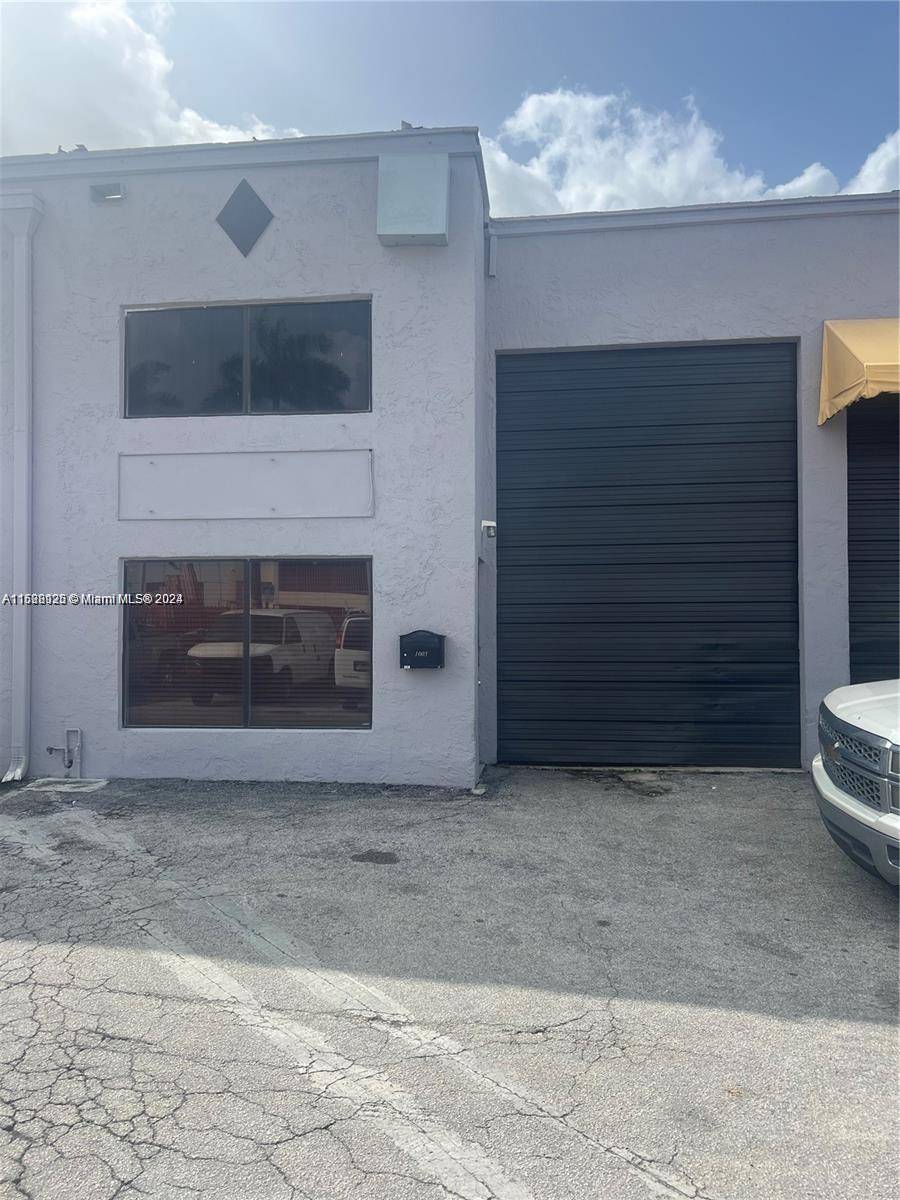 Located in the City of Hialeah, Office warehouse 1166 SF.