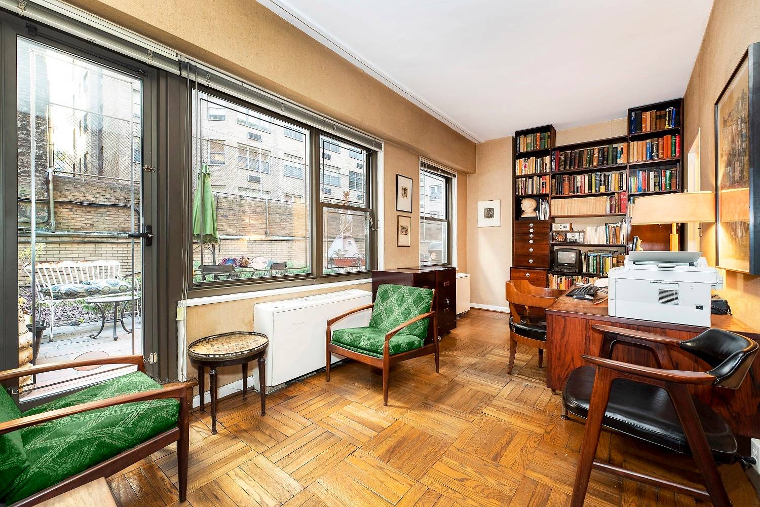 Jewel In Murray Hill Wake up looking out onto the patio in this cozy, pet friendly 1 bedroom condo.