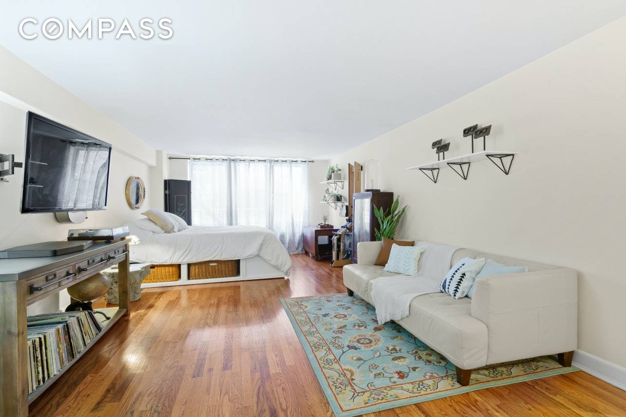 Apartment 2T at 415 Argyle Road in prime Ditmas Park is a recently renovated 1 bedroom co op.