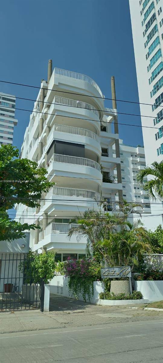 Gorgeous duplex apartment at Cruz Del Sur Building, located in the most prestigious neighborhood of Cartagena, Castillogrande with a beautiful ocean view and direct access to the beach.