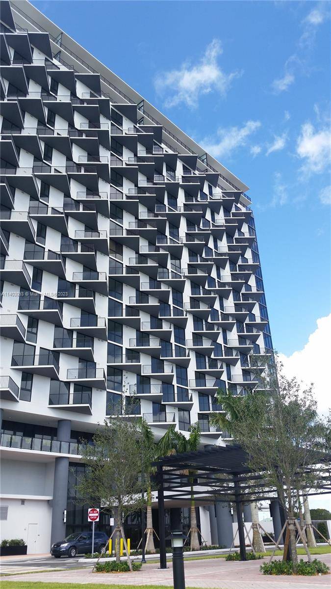 LUXURIOUS HIGH RISE APARTMENT 2 BEDROOMS 2 BATH PLUS ADDITIONAL DEN CAN BE USE AS EXTRA BEDROOM.