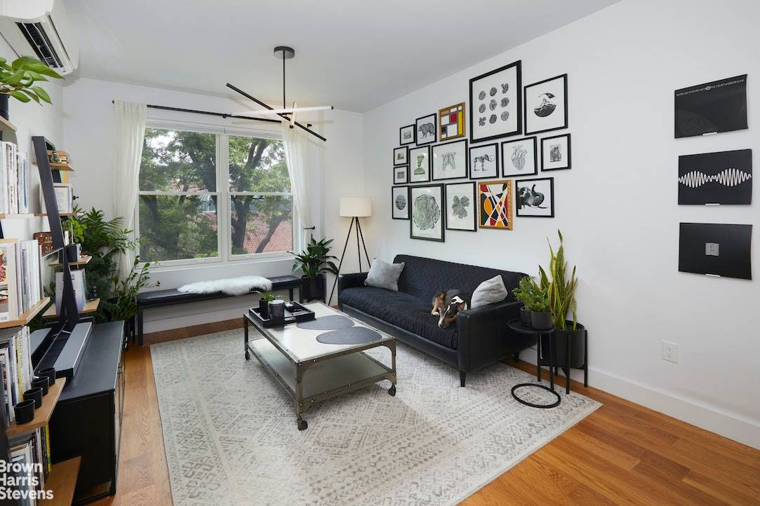 NEW PRICE for great Crown Heights one bedroom condo with den !