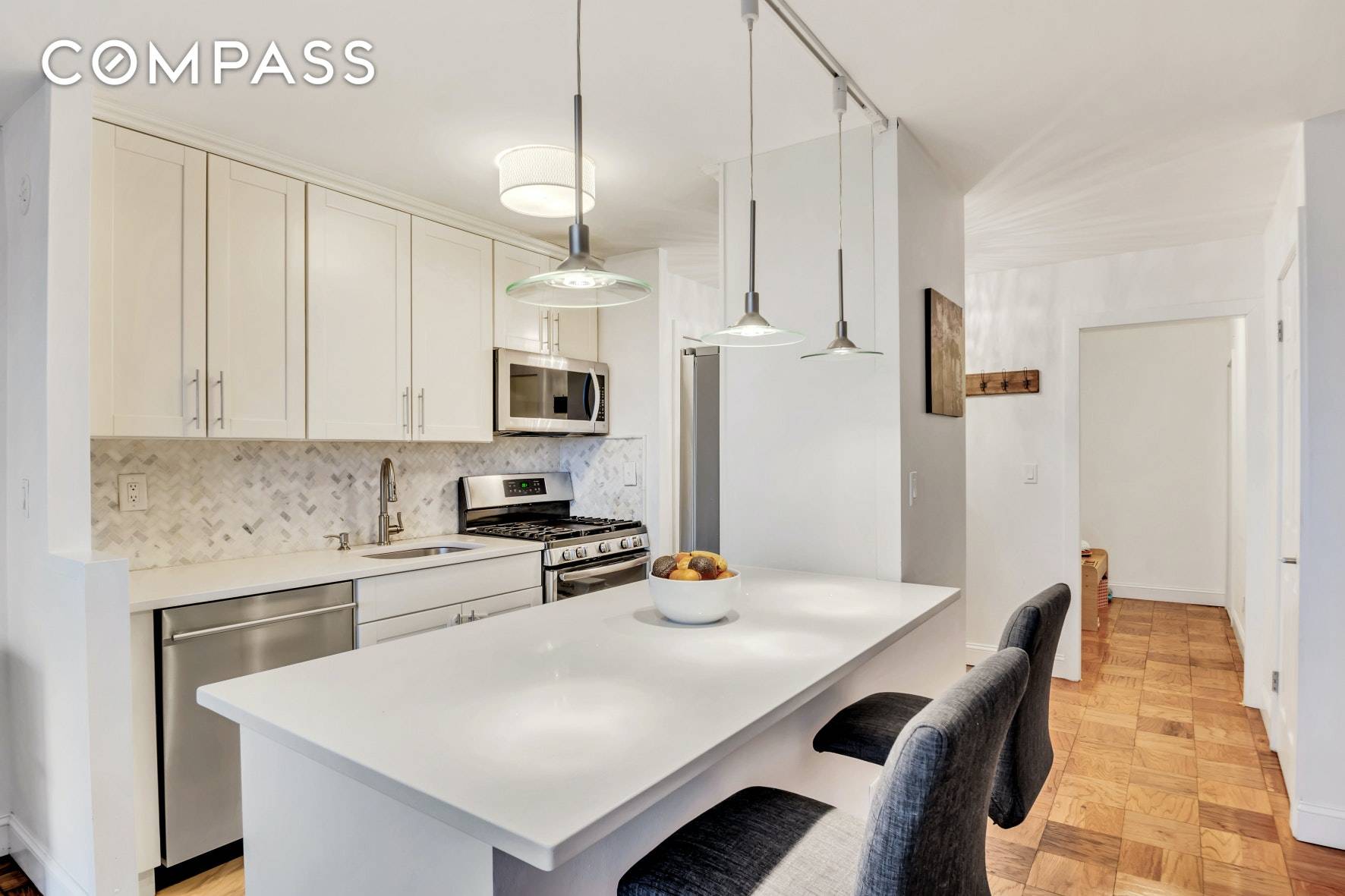 Rarely available this high floor apartment with extraordinary panoramic views of Manhattan and the New York Harbor has an open layout with open kitchen, separate dressing room and generous closet ...