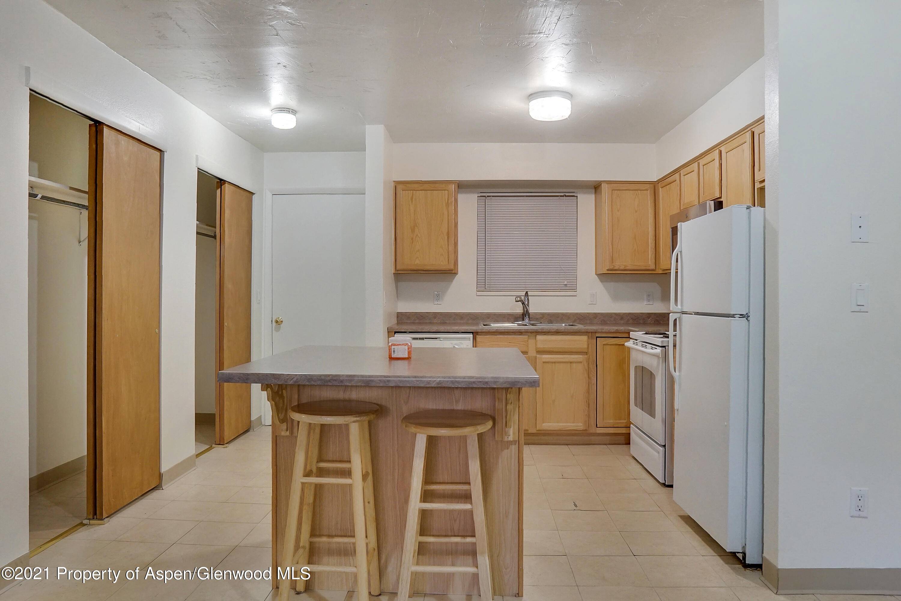 This 874 sq. ft. condo is located on the main floor and includes an eat in kitchen with an island and ample cabinets.