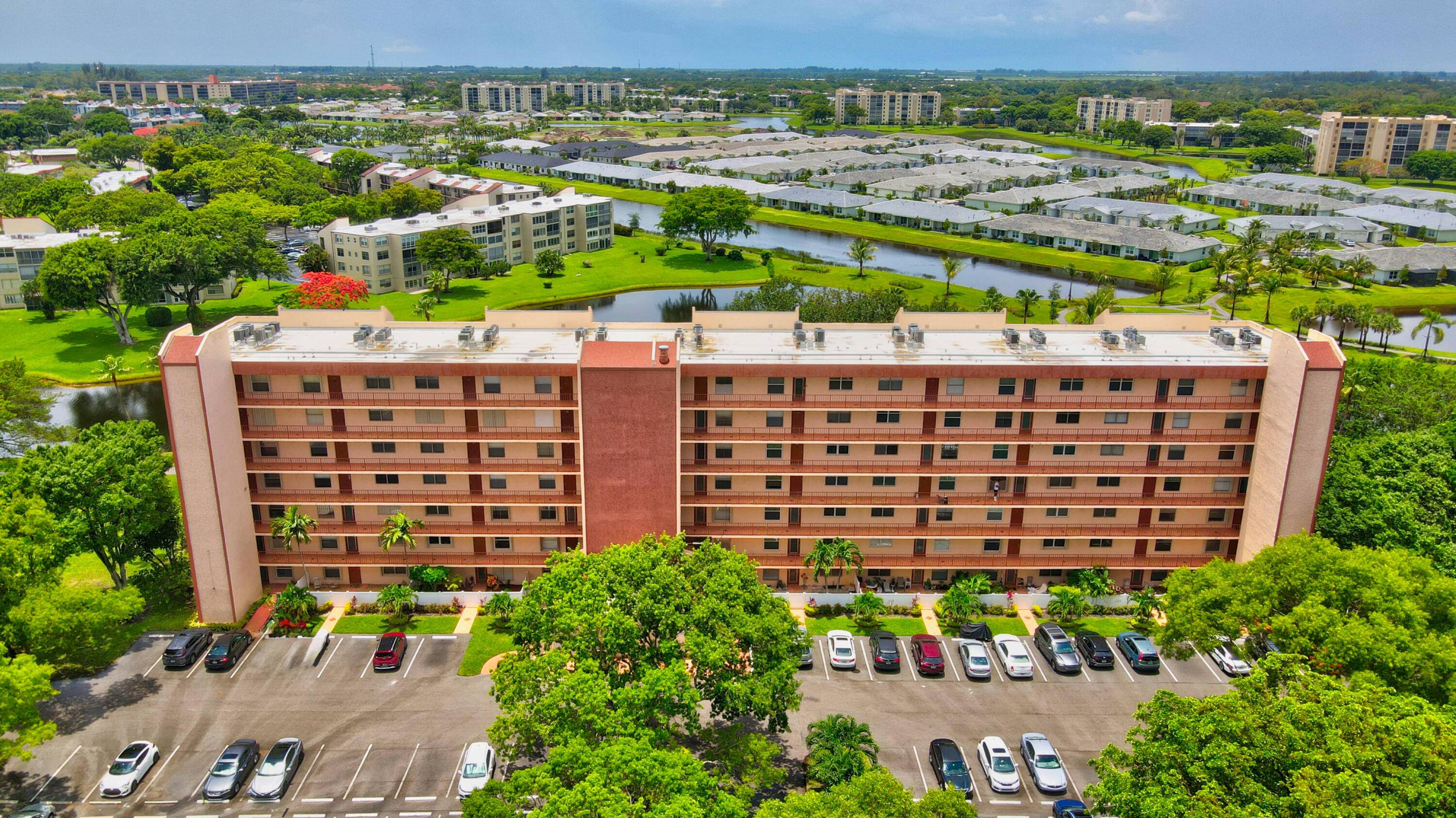 Don't miss your chance to live in this fifth floor 1 bed 2 bath condo with beautiful lake views.