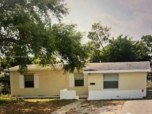COZY AND SPACIOUS 3 2 PROPERTY IN MIAMI GARDENS MINUTES AWAY FROM SUN LIFE STADIUM TO THE WEST AND THE FAMOUS AVENTURA MALL.
