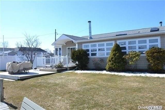 New to the MKT. 2 Bdrm 2 BTH Beautiful Waterfront property.