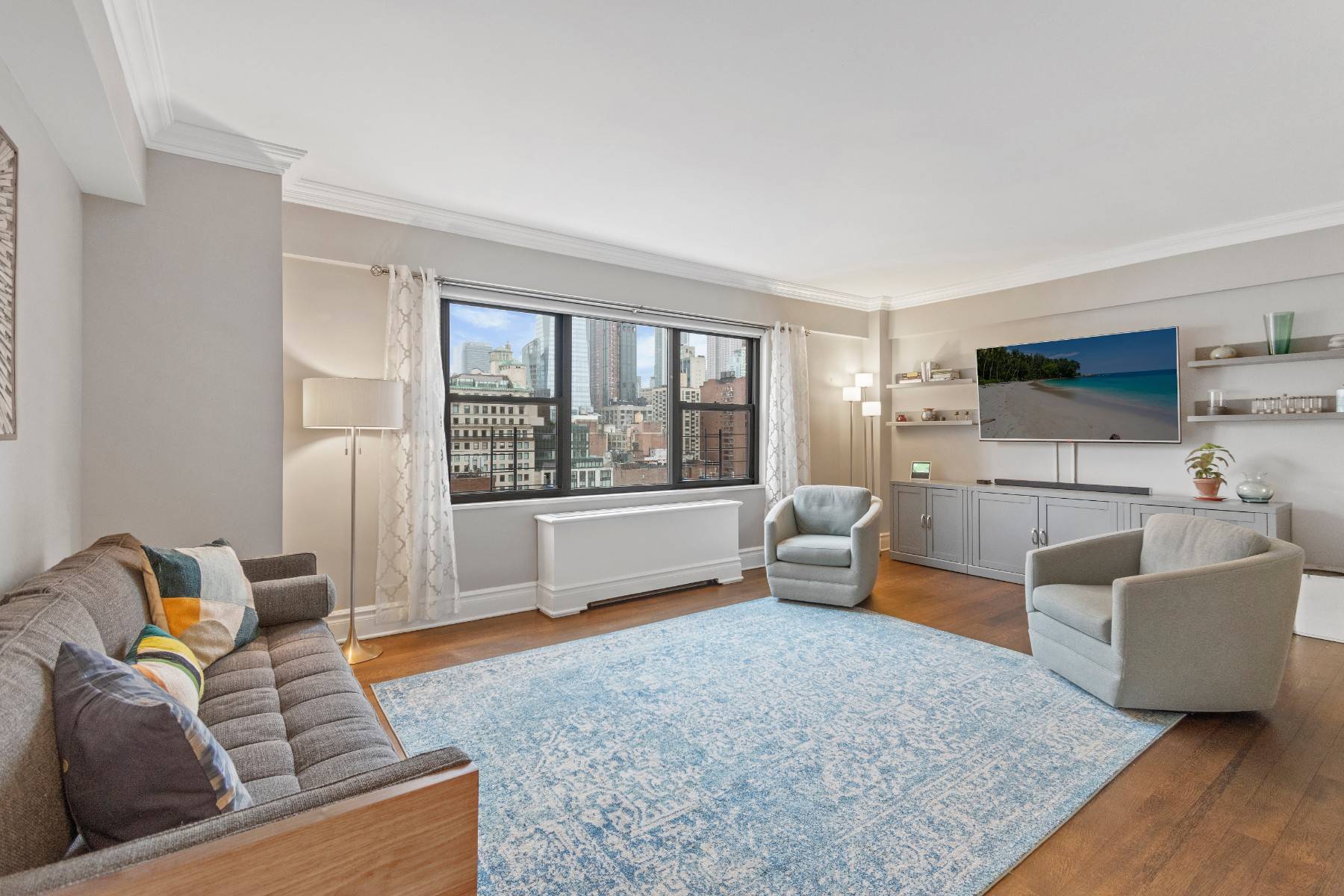 Perched on the top floor with unobstructed views of the Empire State Building and the Manhattan skyline, this 3 bedroom apartment benefits from excellent lighting throughout as a result of ...