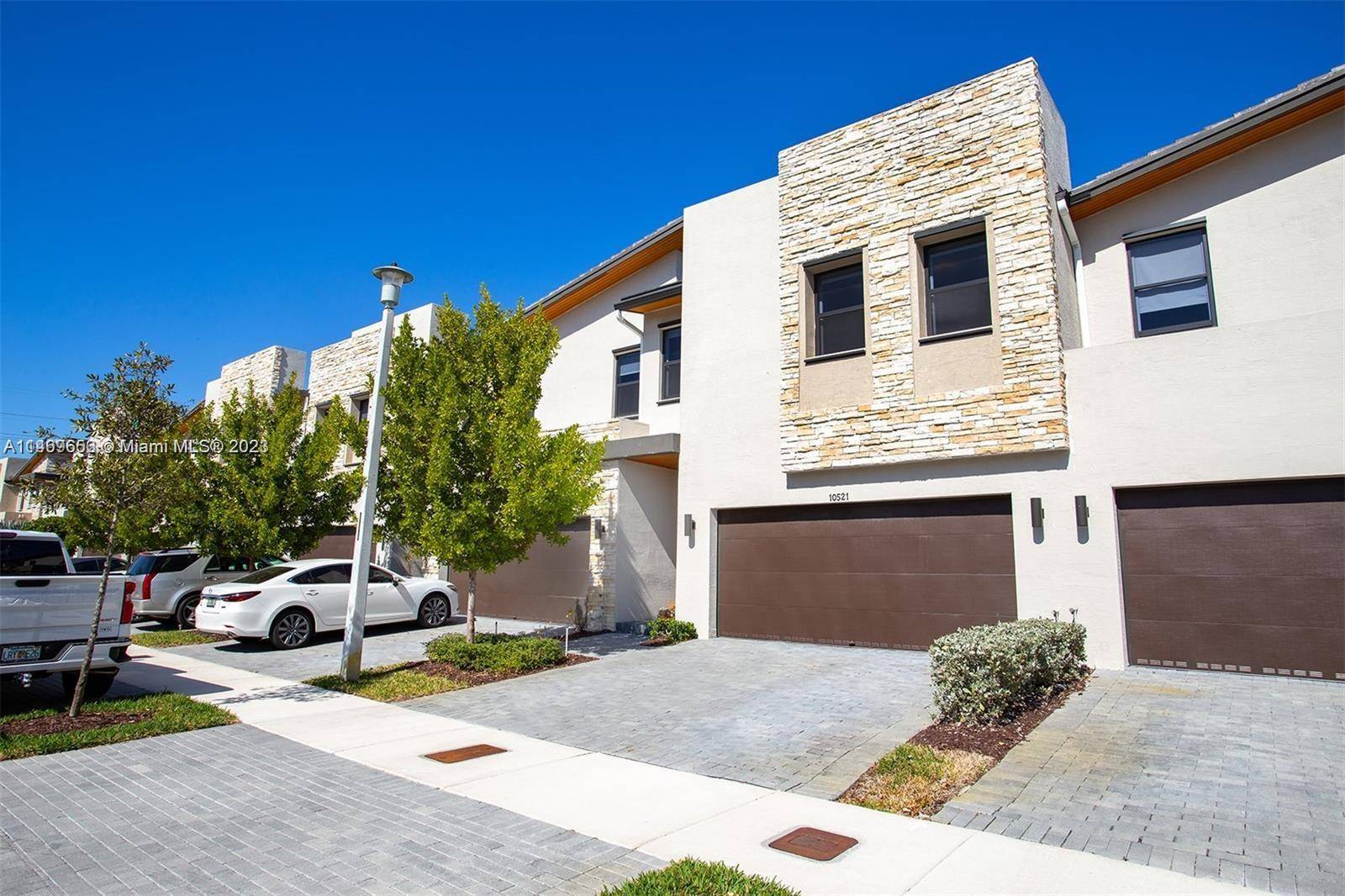 LUXURY LIFESTYLE TOWNHOME 4 BEDROOMS, 3.