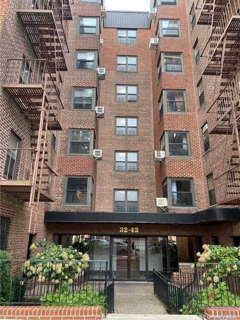 Well maintained 1 bedroom 1 spacious coop.