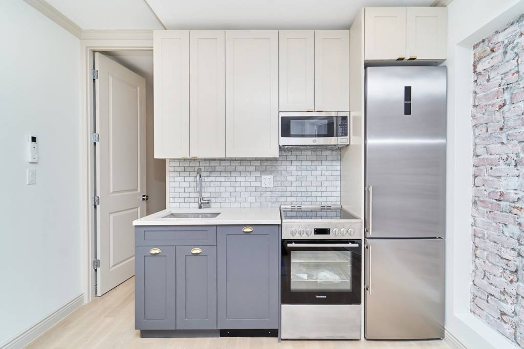 DescriptionBrand NEW Gut Renovated 4BR Duplex in a charming pre war walk up building located in the heart of The East Village.