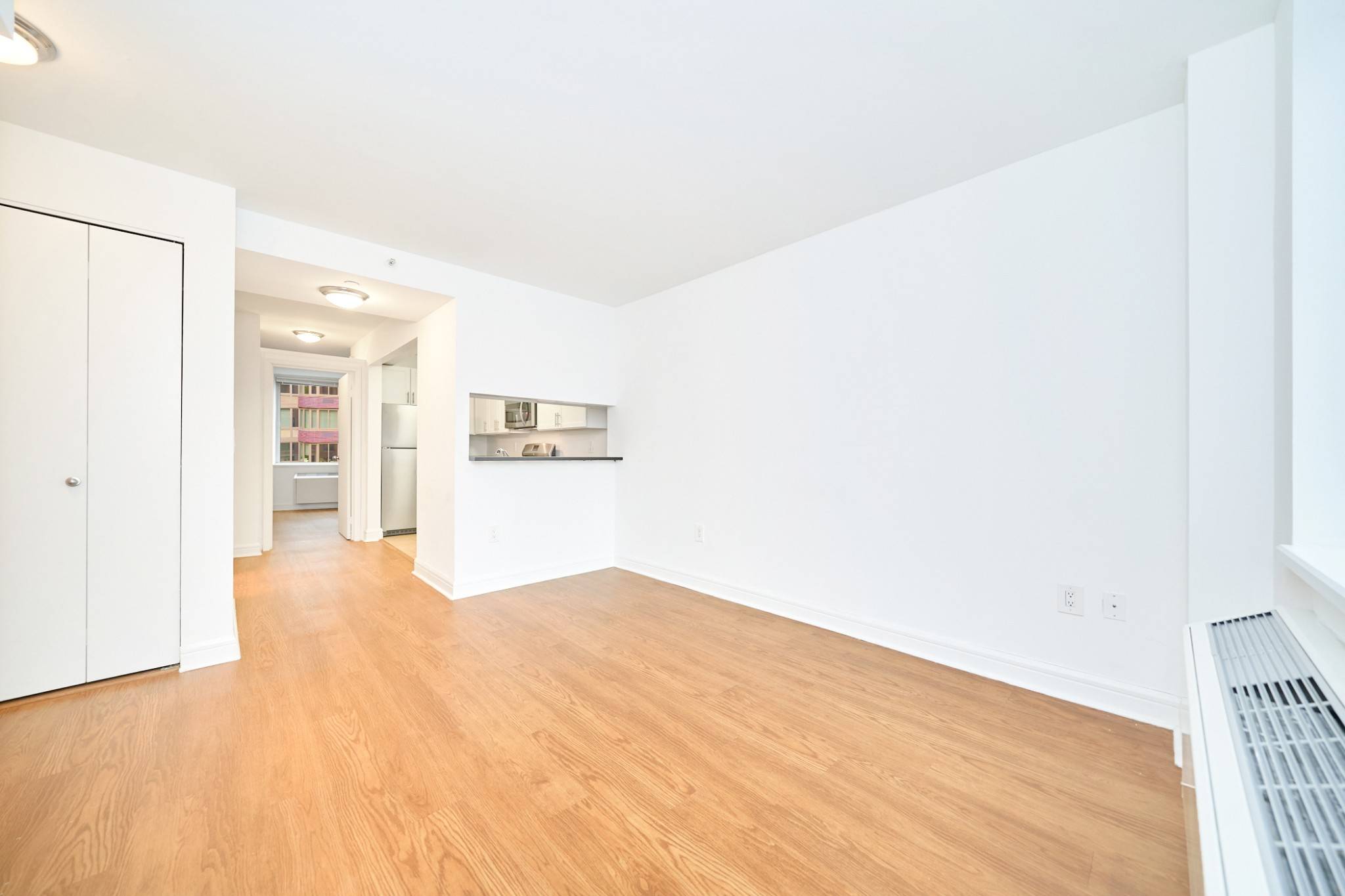This 1 bedroom is a total steal and is located in the heart of Lincoln Square in the iconic building at 160 Riverside BlvdPrice reflects 1FM on 12 Mo Lease.